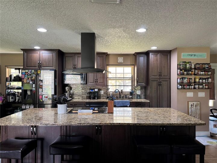 Property Photo: 513 Oakcrest Street FL 32714