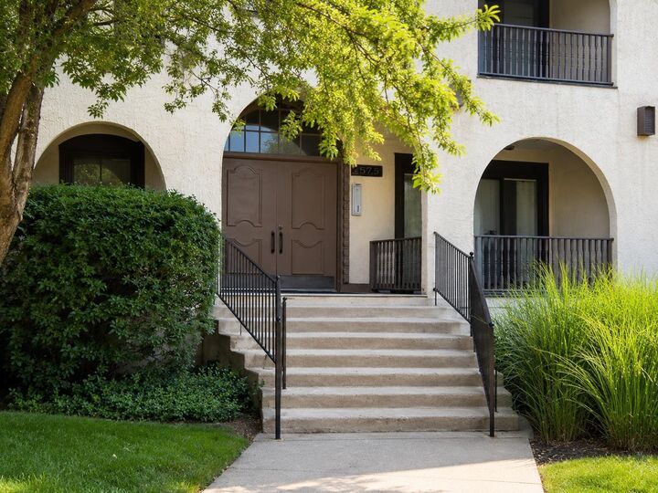 Property Photo:  42160 Woodward #40 Avenue 40  MI 48304-5159 
