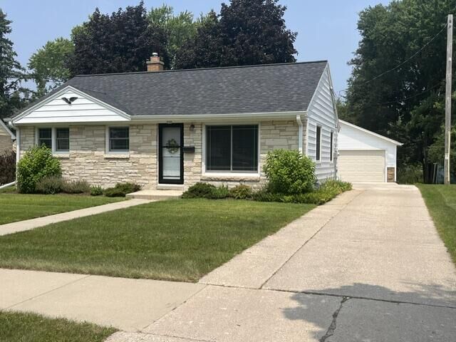 Property Photo:  238 Lincoln Dr N  WI 53095 