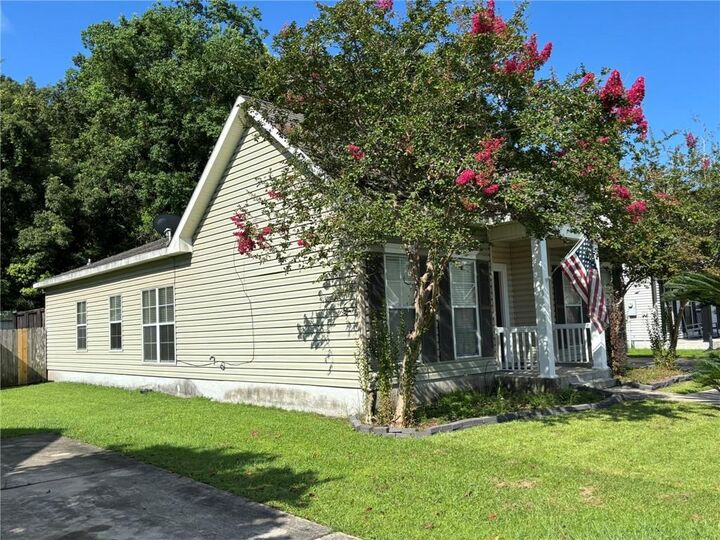 Property Photo:  2735 Village Court  LA 70072 