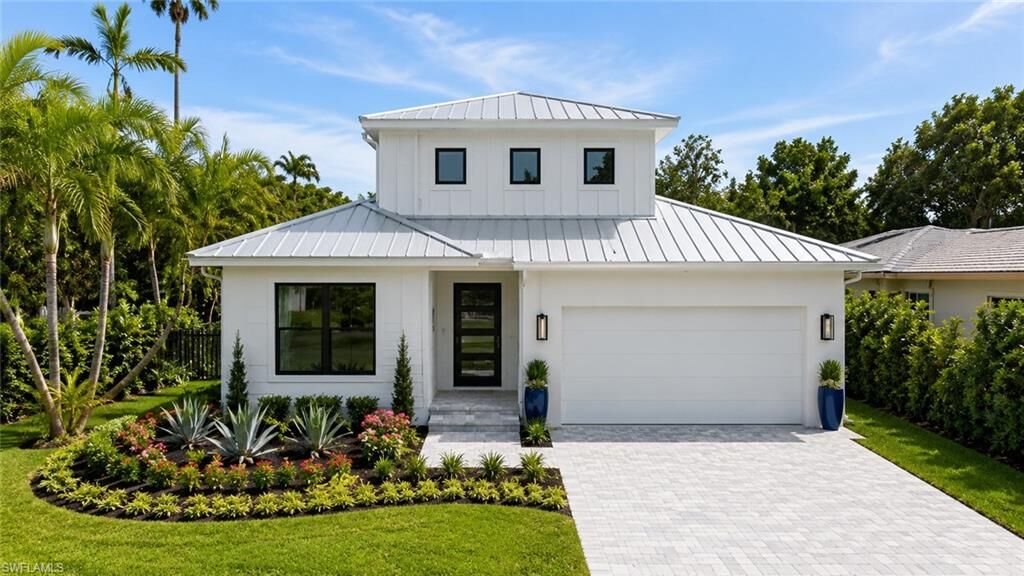 Property Photo: 3028 Woodside Ave FL 34112