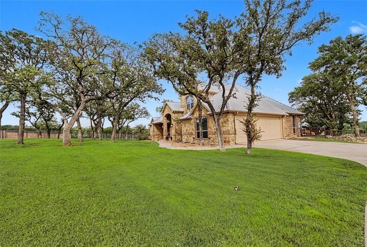 Property Photo: 137 Silver Saddle Circle TX 76087