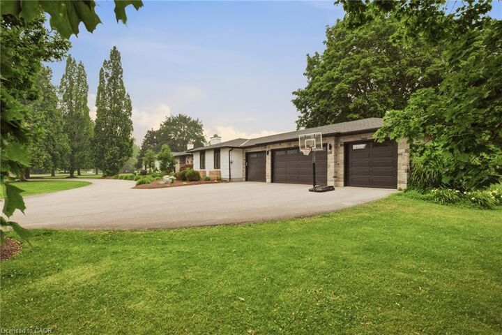 Property Photo: 8 Squire Court ON N2J 4G8