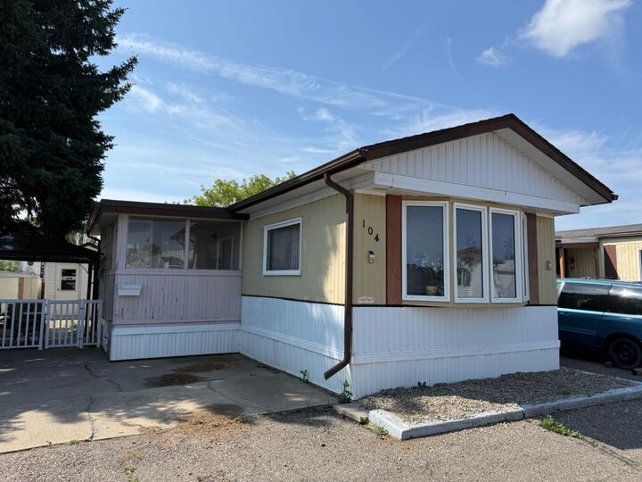 Property Photo: 1410 43 Street S 104 AB T1K 3S5