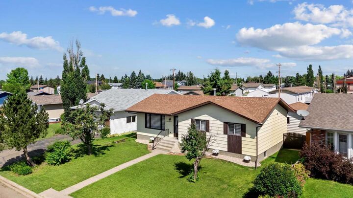 5413 48 Avenue W — photo 1