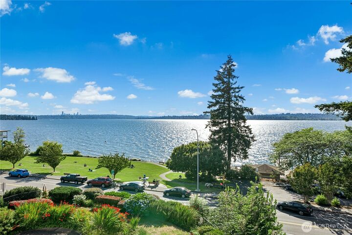 Property Photo:  6620  Lake Washington Boulevard NE 303  WA 98033 