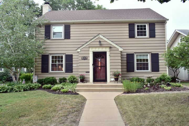 Property Photo:  1916 Melrose Street  IL 61103 