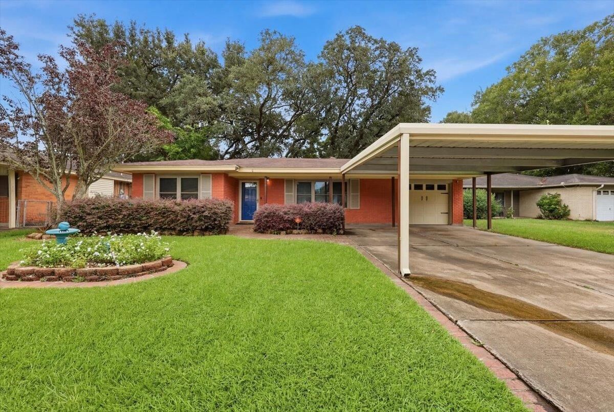 Property Photo: 627 Crepe Myrtle TX 77630