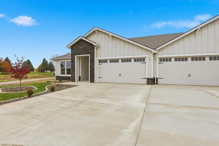 Property Photo:  1109-19 N Country Club Dr  WA 99006 