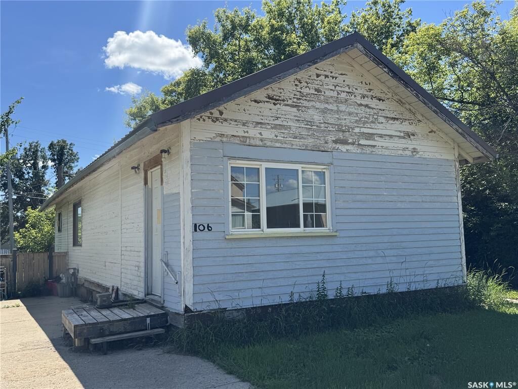 Property Photo: 106 5th Avenue E SK S0K 0M0
