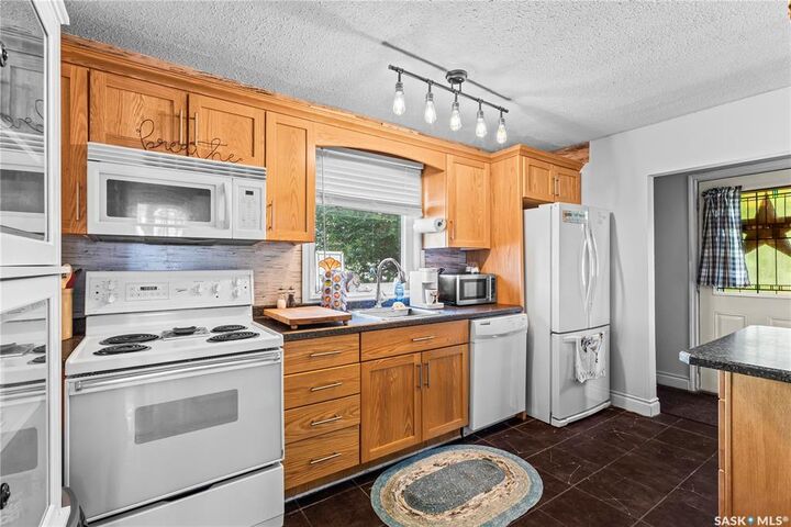 Property Photo:  931 4th Street E  SK S6V 0K8 