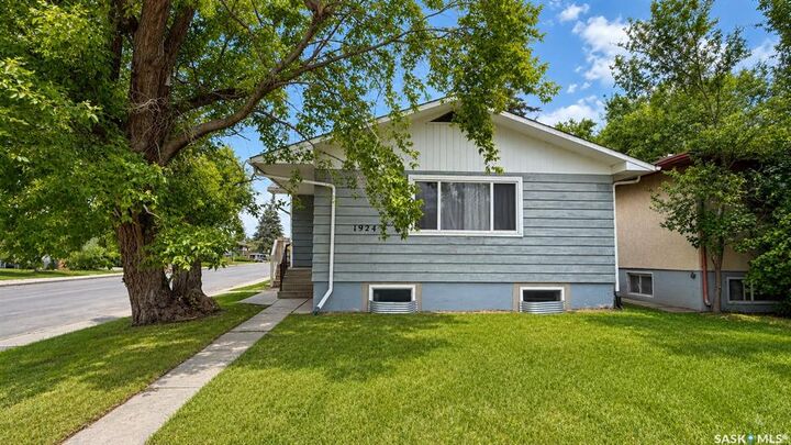 Property Photo: 1924 22nd Street W SK S7M 0T9