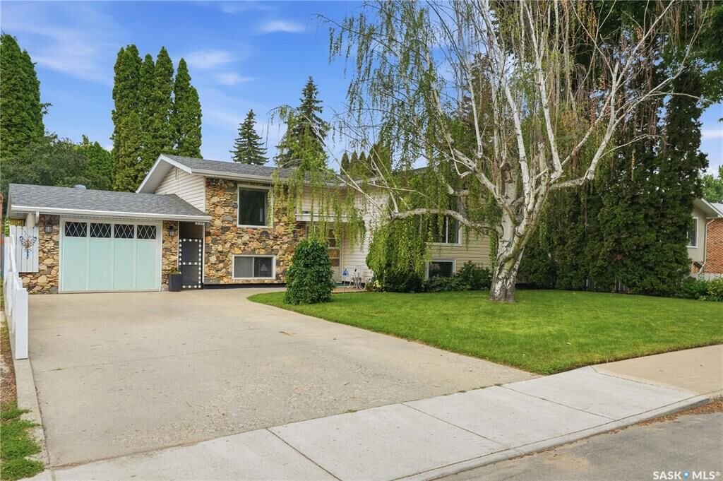 Property Photo: 429 Montreal Avenue S SK S7M 3L2
