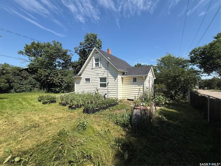 Property Photo: 418 4th Avenue E SK S0H 0B0
