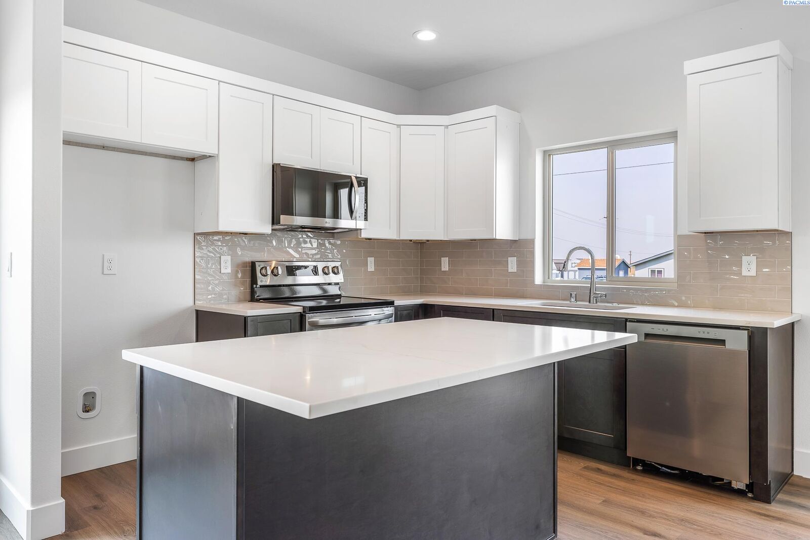Property Photo: 7672 Grapevine Ct WA 99353