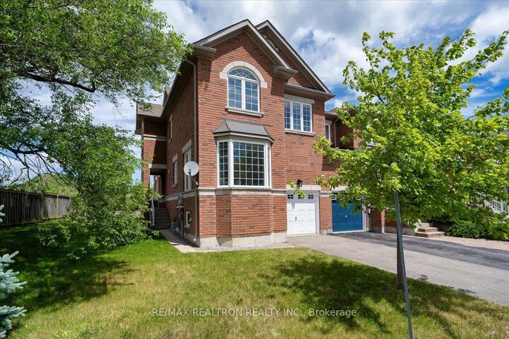 Property Photo: 8 Townwood Drive 86 ON L4E 4Y3