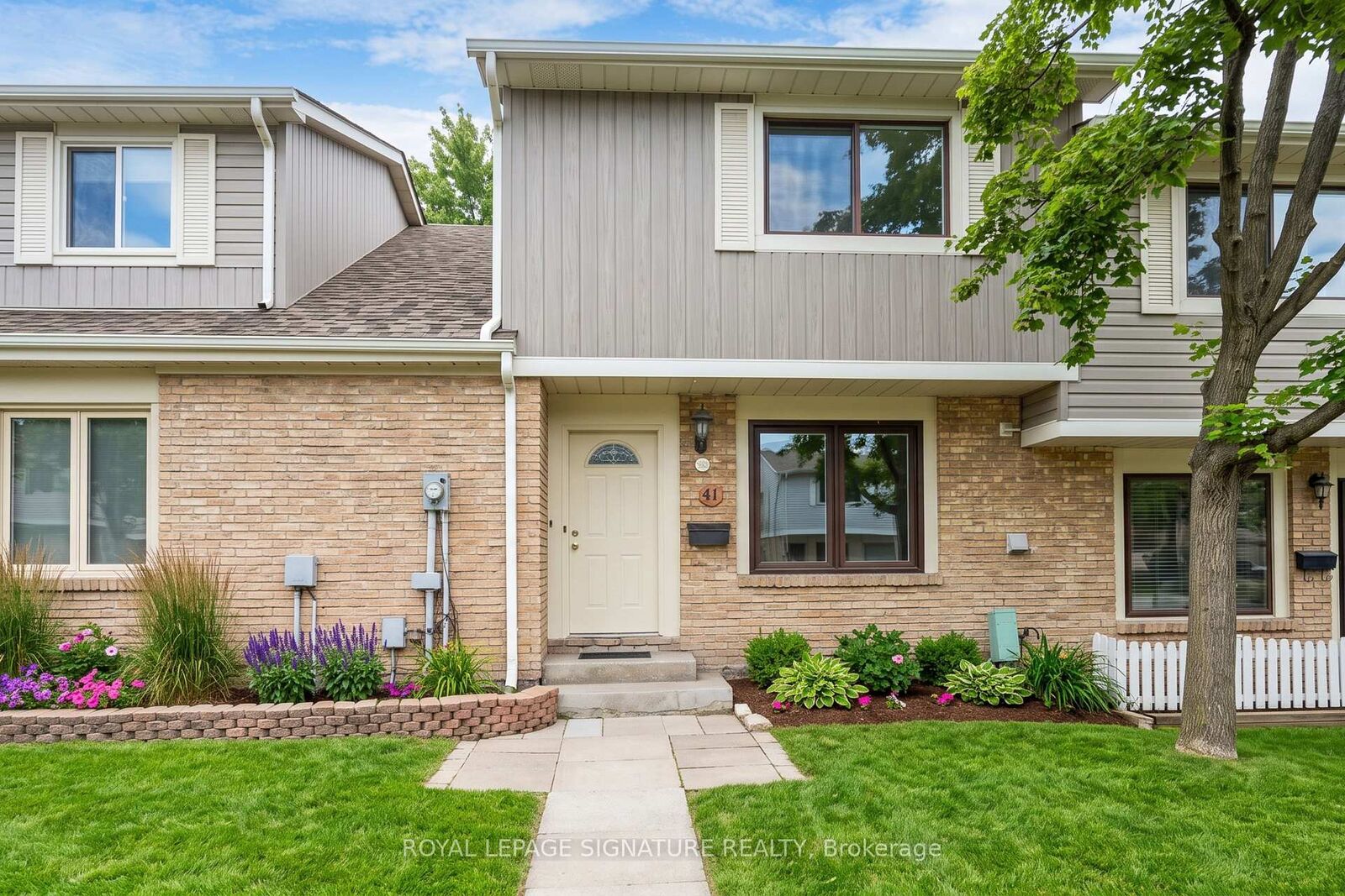Photo de la propriété: 98 Falconer Drive 41 ON L5N 1Y2