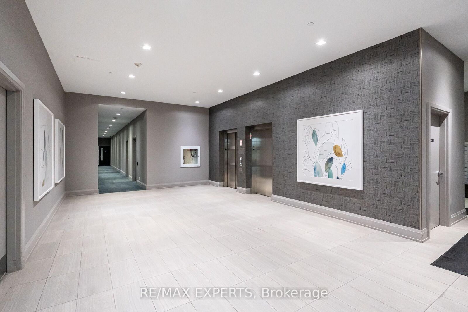 Property Photo: 555 William Graham Drive 121 ON L4G 3L1