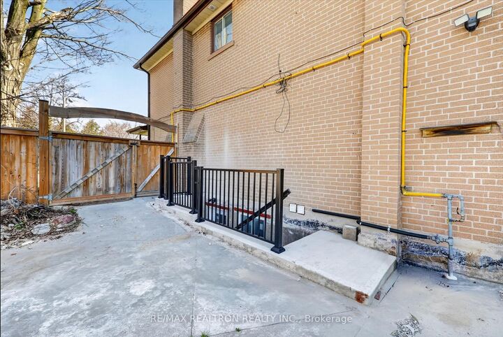 Property Photo:  20 Ivy Green Crescent Basement  ON M1G 2Z3 