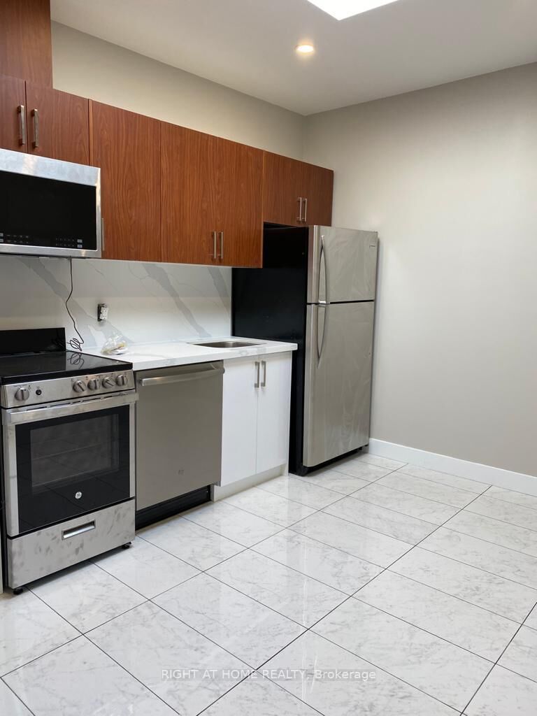 Property Photo: 1022 Bloor Street W 3B ON M6H 1M2