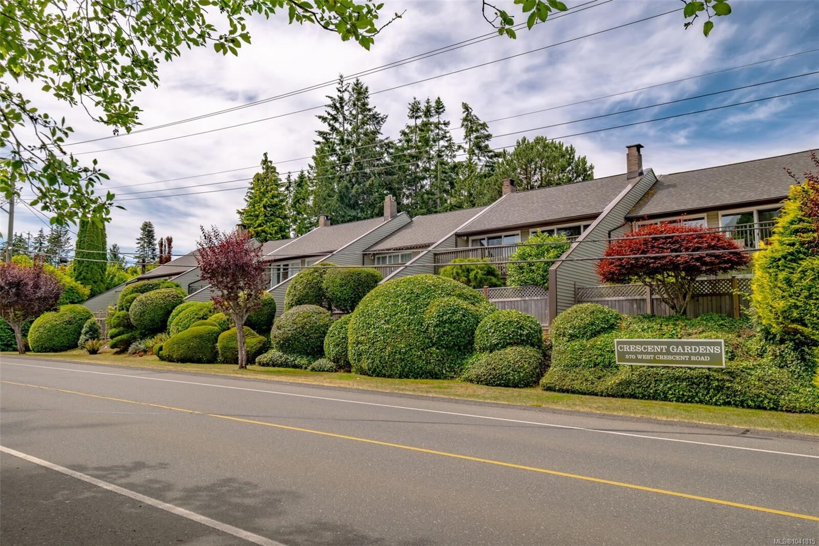 Property Photo: 570 Crescent Rd W #7 BC V9K 1H9
