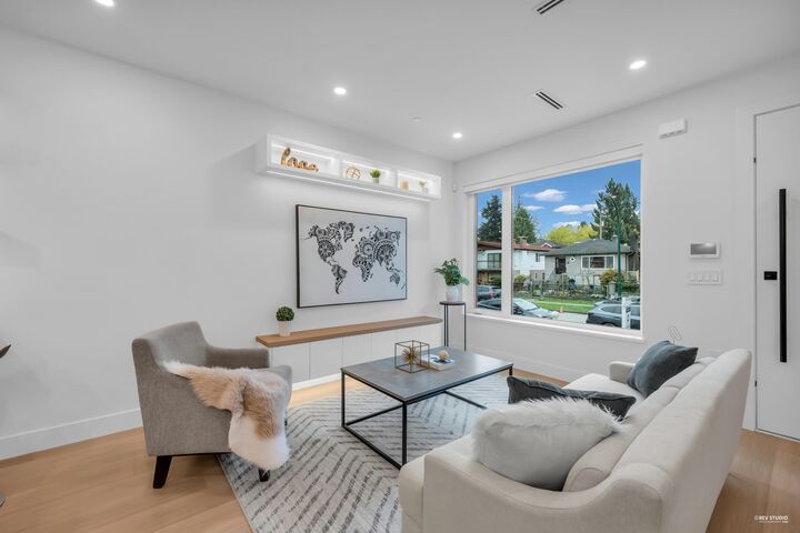 Property Photo: 2715 Cheyenne Avenue BC V5R 4R5