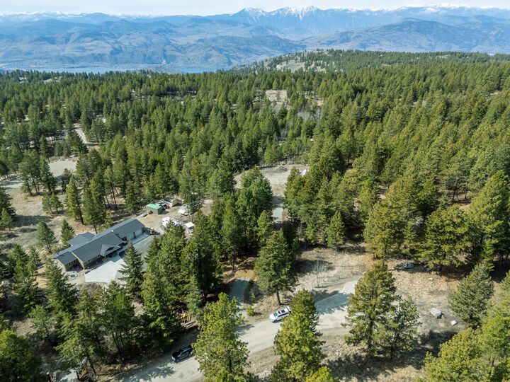 Property Photo: 490 Wapiti Way BC V0H 1V6