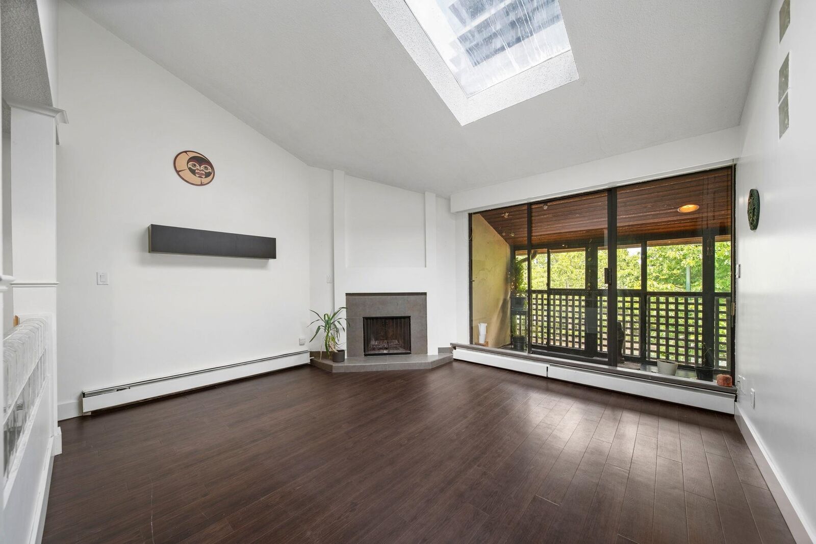 Property Photo: 141 W 13th Street 304 BC V7M 1N5