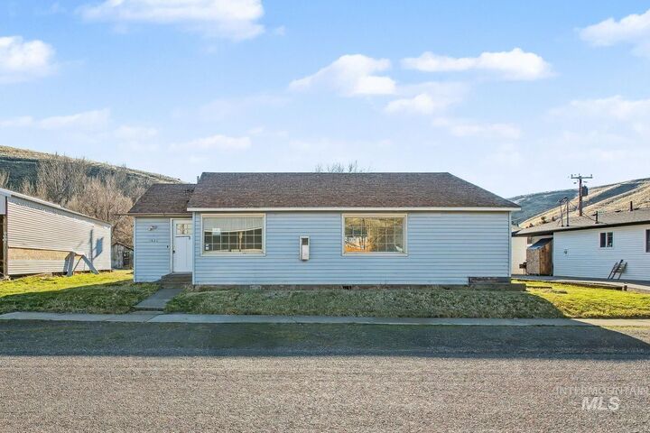 Property Photo: 1830 Columbia Street WA 99347