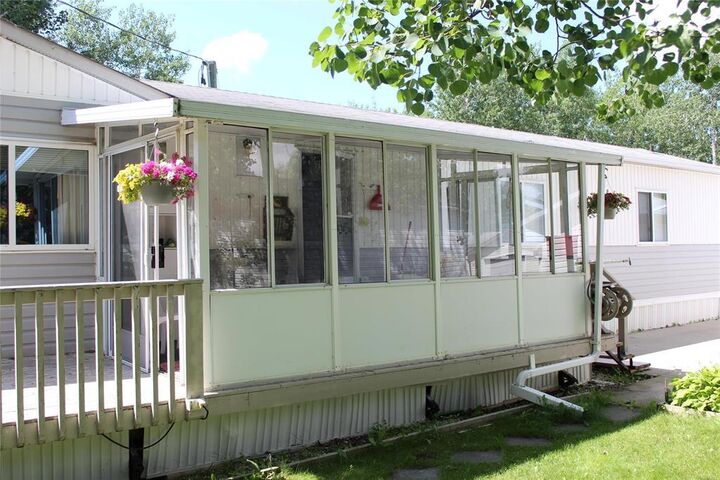 Property Photo: 22 Village Drive MB R5H 1H4