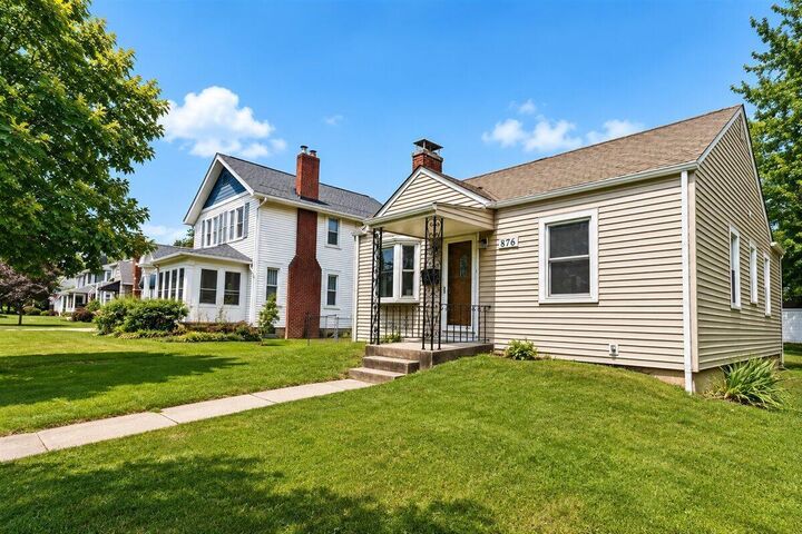 Property Photo:  876 Montrose Avenue  OH 43209 