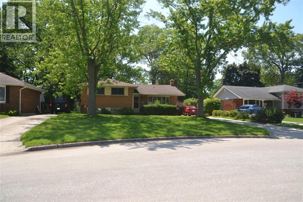 Property Photo:  757 Retlaw Drive  ON N7V 2W5 