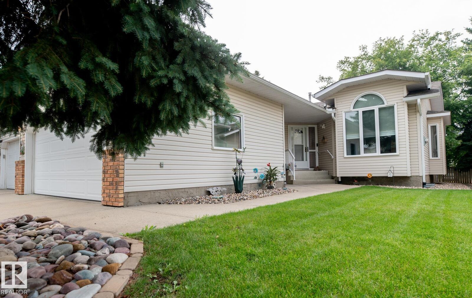 Property Photo:  10860 25 Avenue NW  AB T6J 6N5 