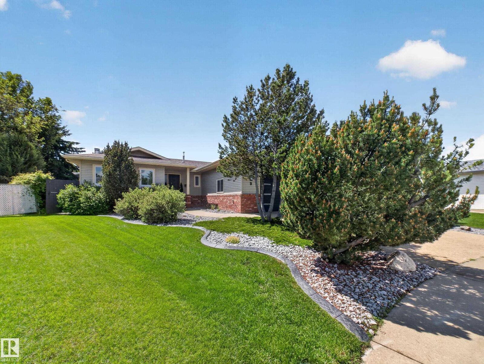 Property Photo: 9 Coachman Place AB T8H 1C1