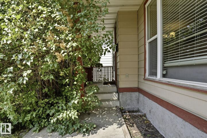Property Photo: 5702 52 Avenue AB T4X 1B5