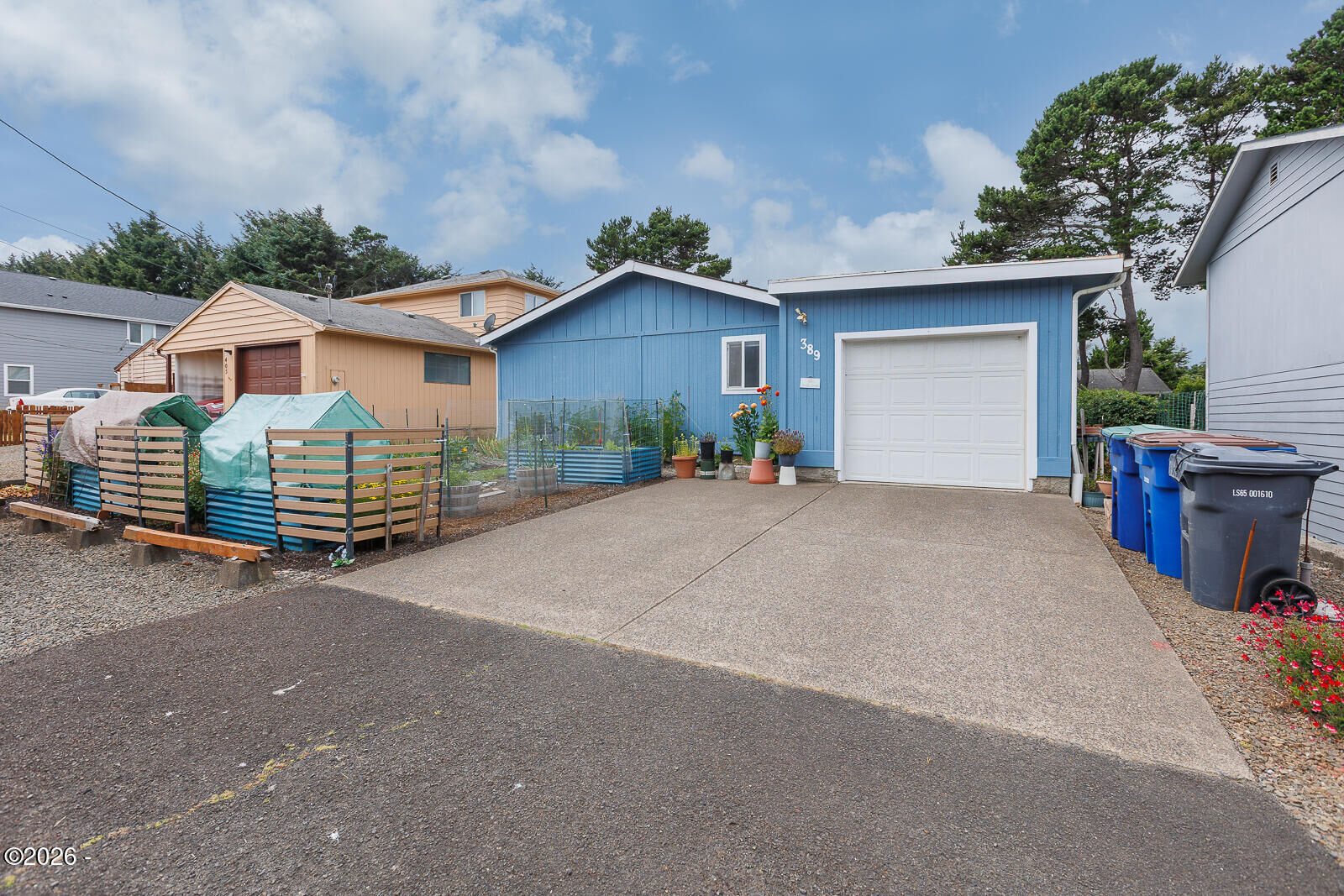 Property Photo: 389 SE Inlet Avenue OR 97367