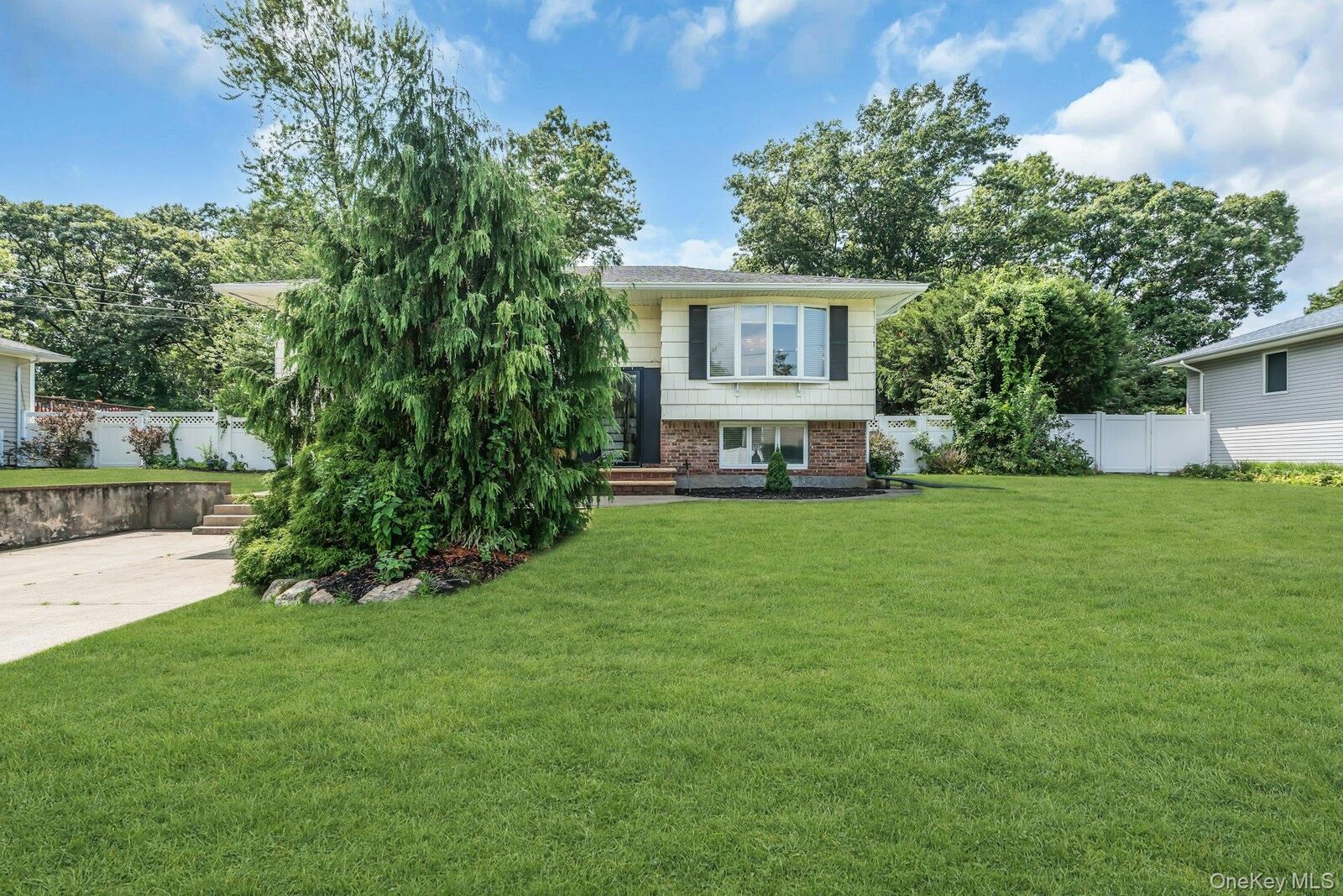 Property Photo:  20 Hunter Place  NY 11787 