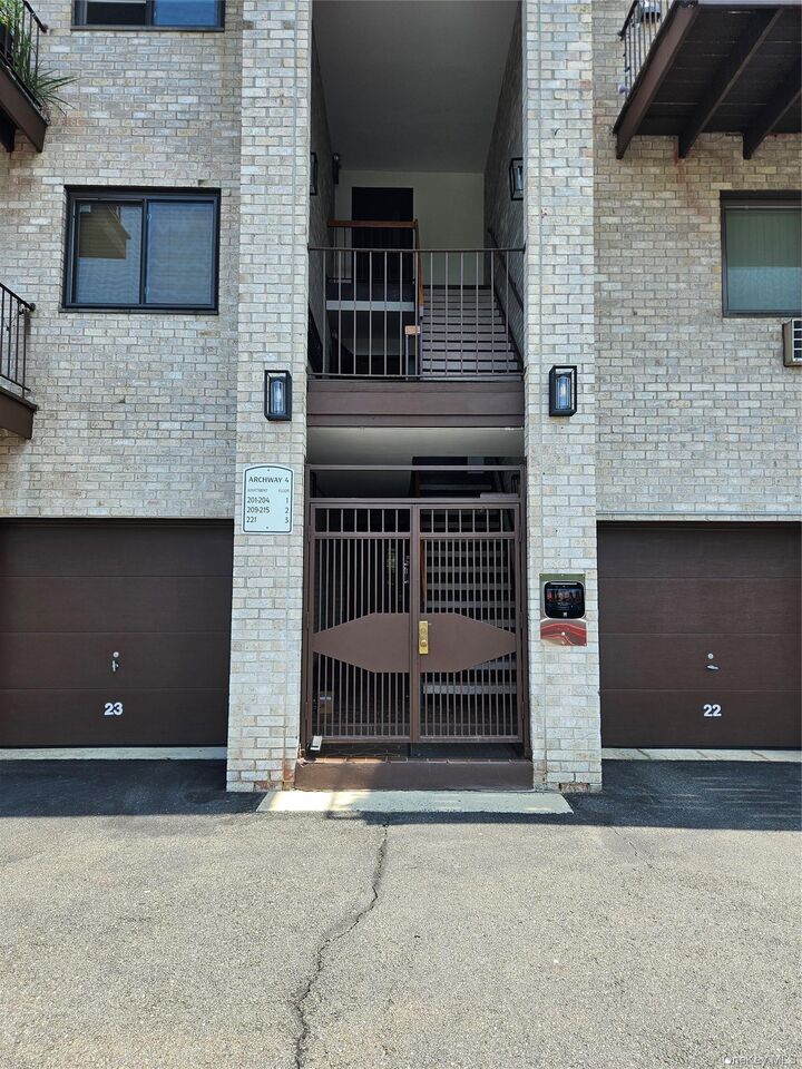 Property Photo:  89 N Broadway 221  NY 10603 