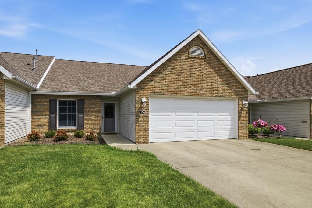 Property Photo: 952 Oakbrook Dr OH 44805