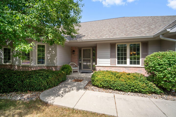 Property Photo: 10752 N Oxford Ct WI 53092