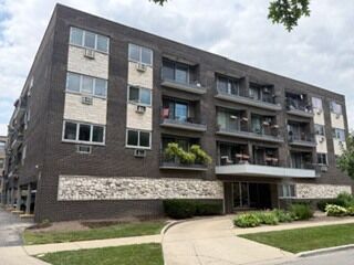 Property Photo: 401 S Grove Avenue 3A IL 60302