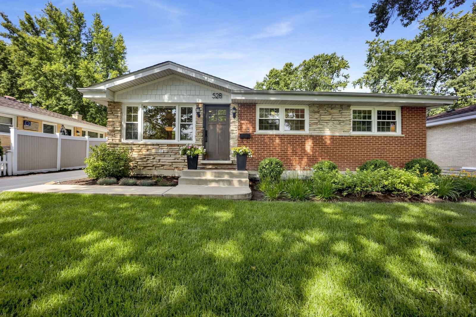 Property Photo: 528 Kipling Court IL 60187