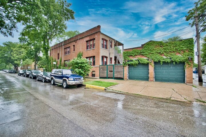 Property Photo:  2437 W North Shore Avenue 2  IL 60645 