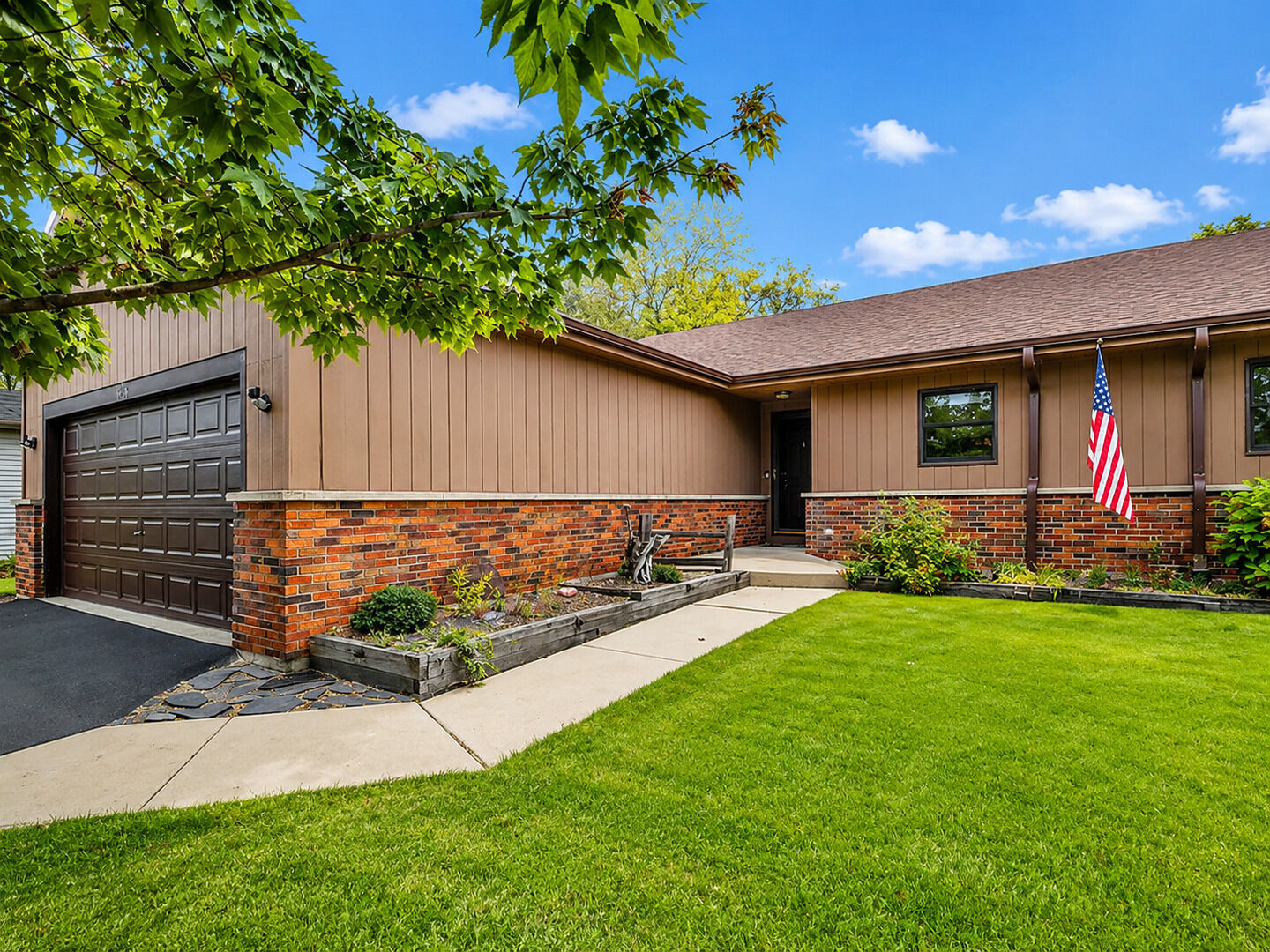 Property Photo:  1608 Walsh Drive  IL 60560 