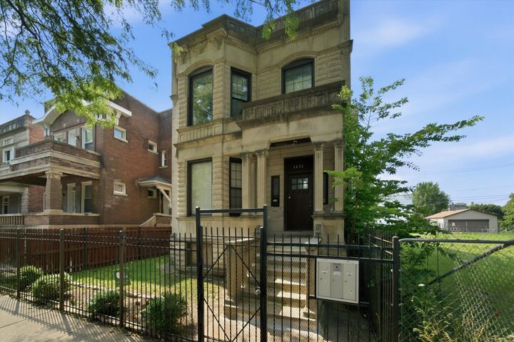 Property Photo:  3825 W Adams Street  IL 60624 