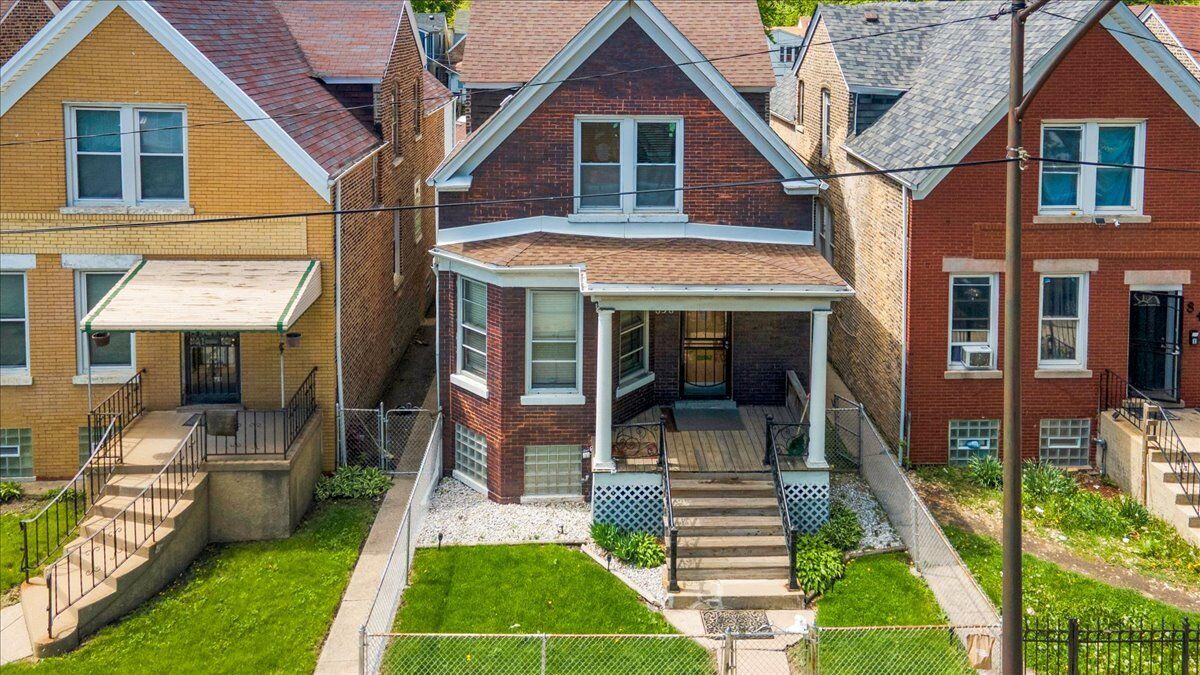 Property Photo:  838 N Homan Avenue  IL 60651 