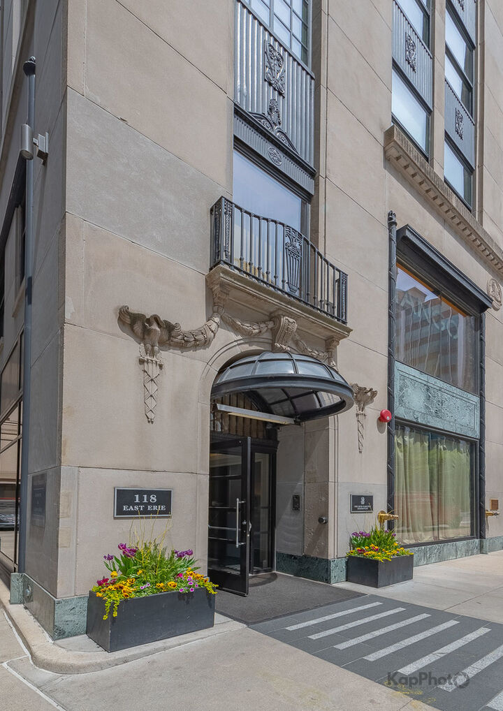 Property Photo: 118 E Erie Street 18D IL 60611