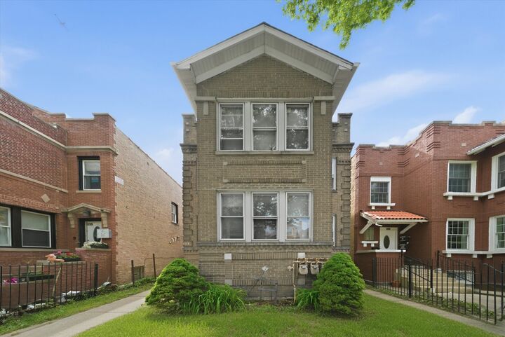 Property Photo: 4918 N Monticello Avenue IL 60625