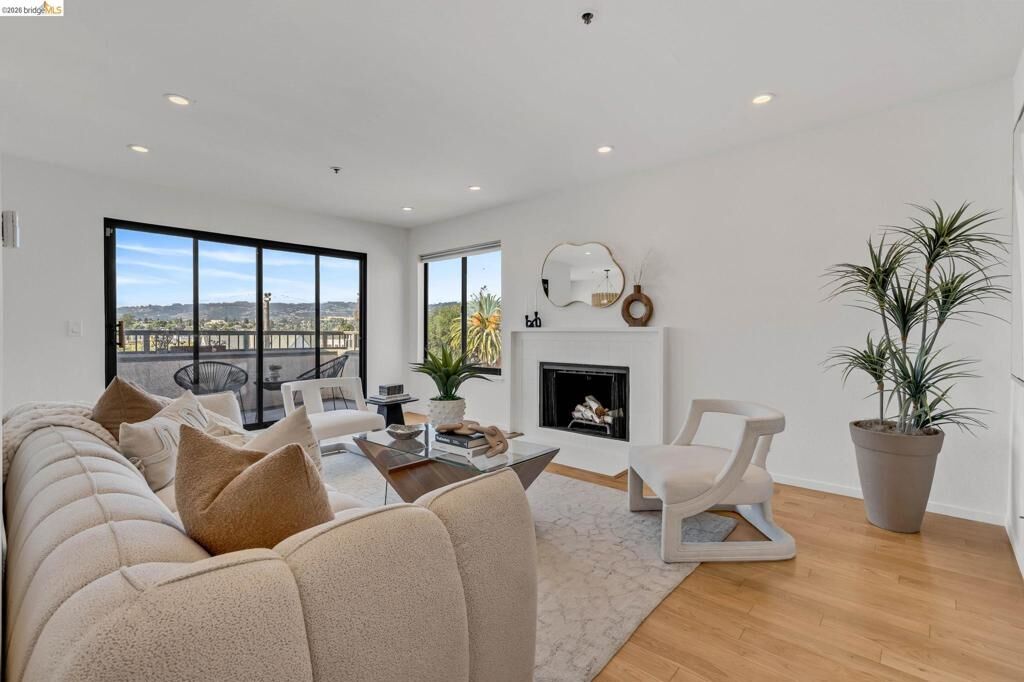 Property Photo:  322 Hanover Ave 512  CA 94606 
