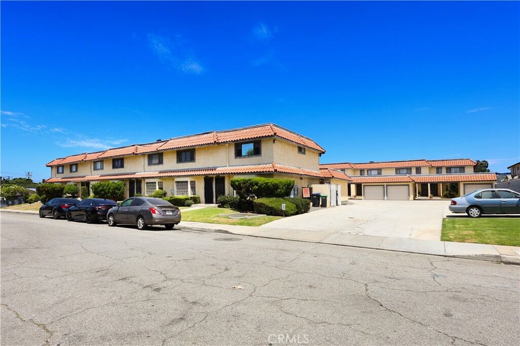 Property Photo:  409 W Mountain View Avenue 3  CA 90631 